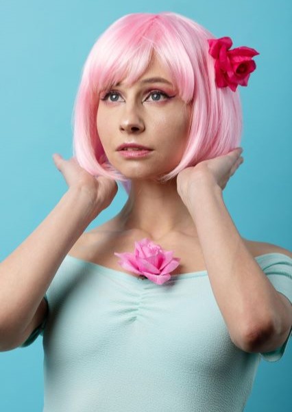 Portret Blauehintergrun und Hare in rosa